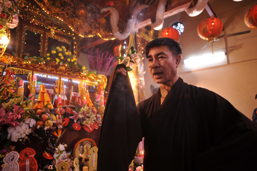 Cung văn Hồng Văn Chén, người theo đuổi lối hát văn cổ trong các giá đồng. ẢNH: LAM PHONG