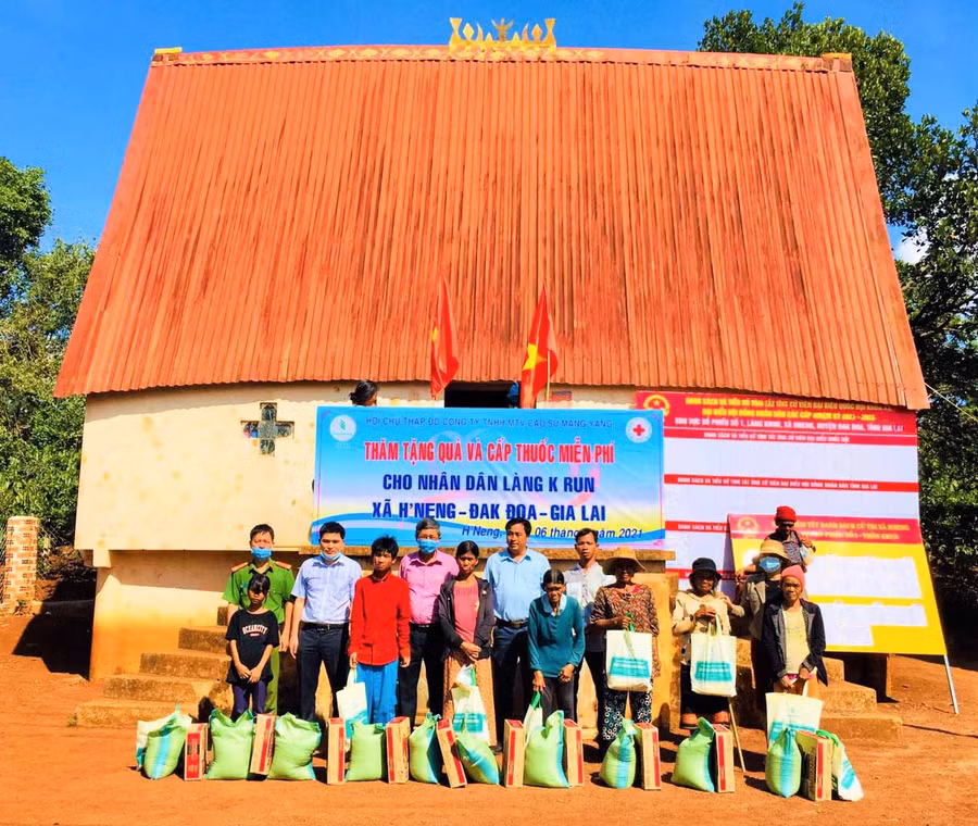 Hội Chữ thập đỏ Công ty Cao su Mang Yang tặng quà cho hộ nghèo làng Krun (xã Hneng, huyện Đak Đoa). Ảnh: Đinh Yến