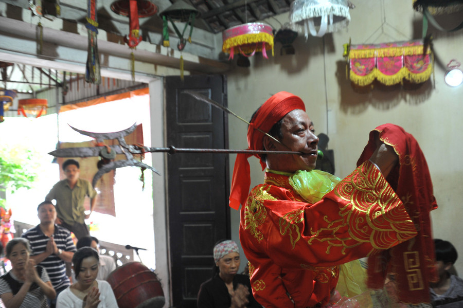 Đồng thầy Lê Văn Thương với nghi thức xiên lình của dòng đồng thờ Đức thánh Trần