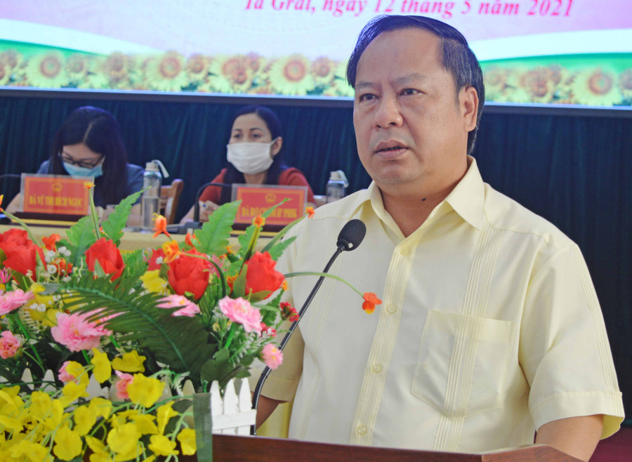 ứng cử viên Châu Ngọc Tuấn trình bày tham luận trước cử tri huyện Ia Grai, ảnh P.Dung