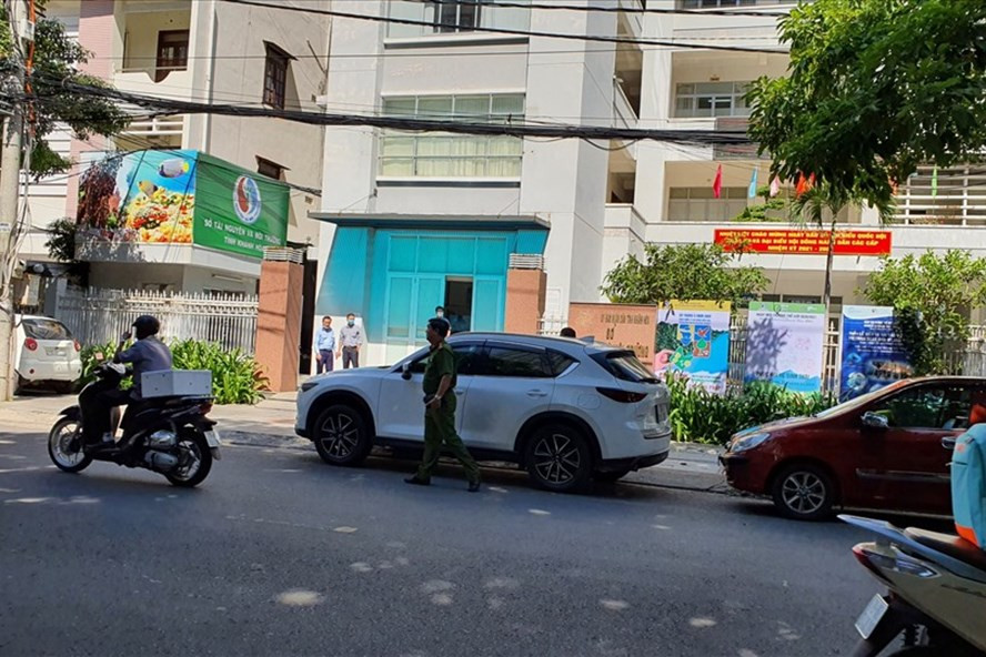 Lực lượng công an có mặt tại Sở Tài nguyên và Môi trường tỉnh Khánh Hoà thực hiện lệnh khám xét vào sáng nay. Ảnh: Hoàng Anh Lực lượng công an có mặt tại Sở Tài nguyên và Môi trường tỉnh Khánh Hoà thực hiện lệnh khám xét vào sáng nay. Ảnh: Hoàng Anh