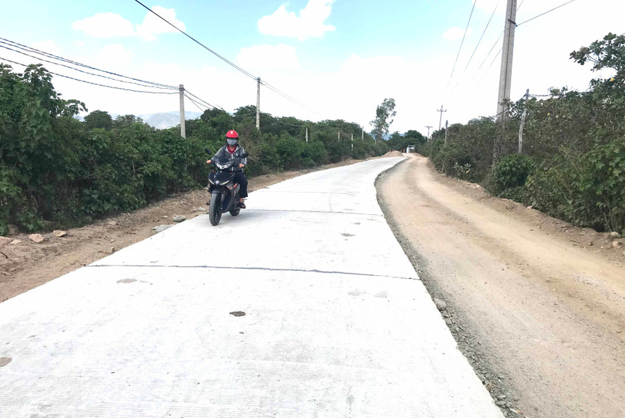Con đường bê tông phẳng lì là niềm mơ ước của người dân xã Chư Drăng. Ảnh: Văn Ngọc