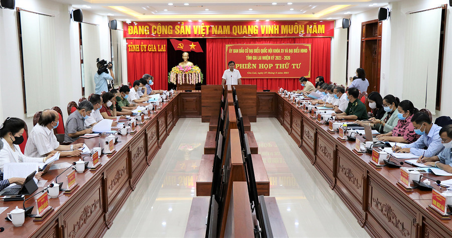  Quang cảnh phiên họp thứ tư của Ủy ban bầu cử tỉnh. Ảnh: Phương Linh