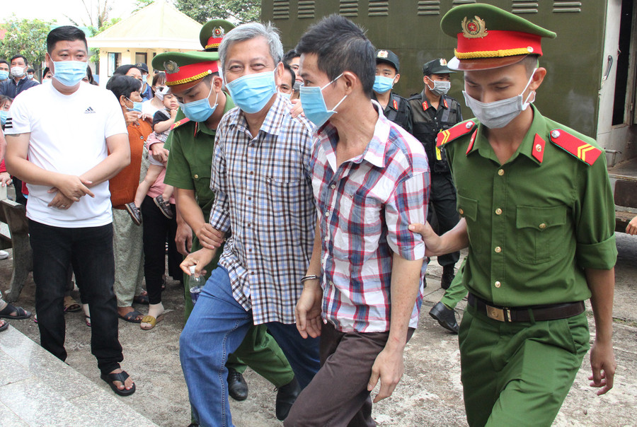 Trịnh Sướng (đầu bạc) và đồng phạm được đưa đến tòa ngày 20/4. Ảnh: T.N.