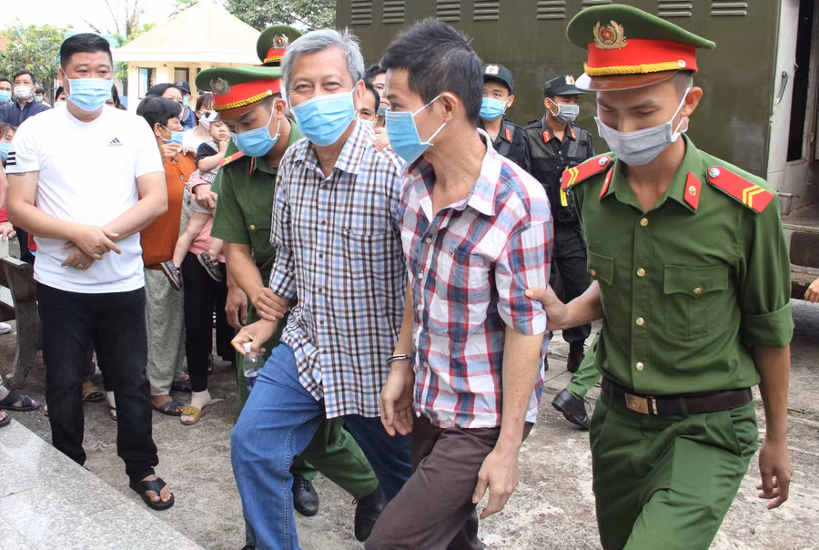 Trịnh Sướng (đầu bạc) và đồng phạm được đưa đến tòa ngày 20/4. Ảnh: T.N.