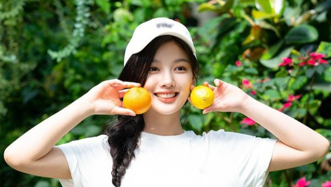 Sao nhí đình đám một thời Kim Yoo Jung mới đây đã nhận lời chụp ảnh quảng bá cho một nhãn hiệu thời trang Hàn Quốc ở công viên ngoại ô thành phố Seoul. Loạt hình khoe nhan sắc tuổi 22 của Kim Yoo Jung nhanh chóng gây chú ý và được đông đảo khán giả khen ngợi. ẢNH: AWESOME ENTERTAINMENT