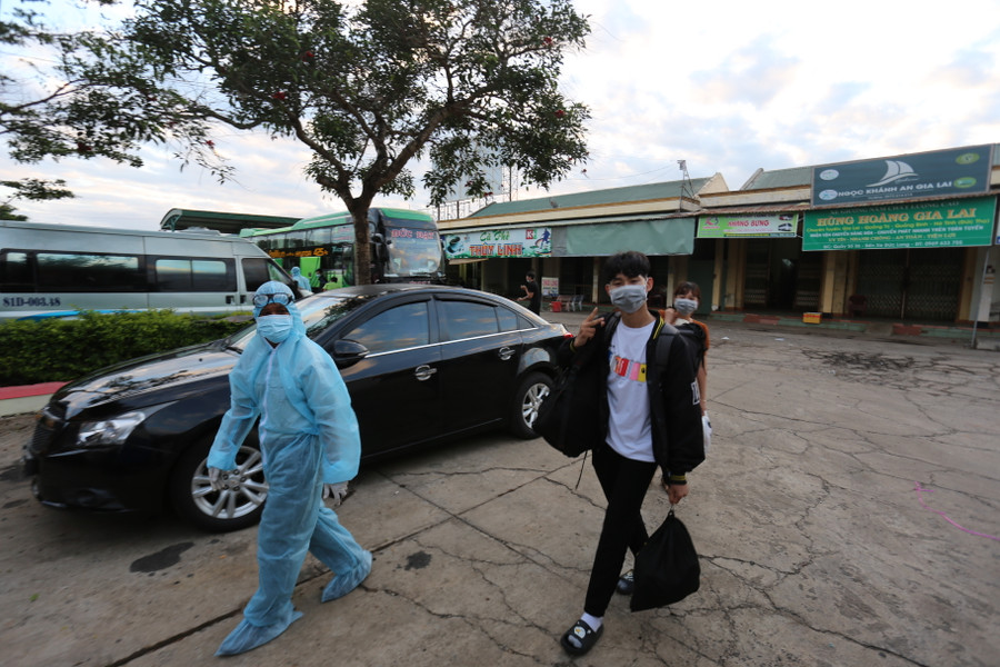 Các trường hợp đi từ vùng đã xuất hiện dịch được đưa đi cách ly tập trung ngay sau khi lấy mẫu xét nghiệm. Ảnh: Văn Ngọc