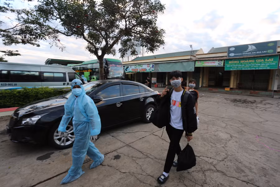 Các trường hợp đi từ vùng đã xuất hiện dịch được đưa đi cách ly tập trung ngay sau khi lấy mẫu xét nghiệm. Ảnh: Văn Ngọc