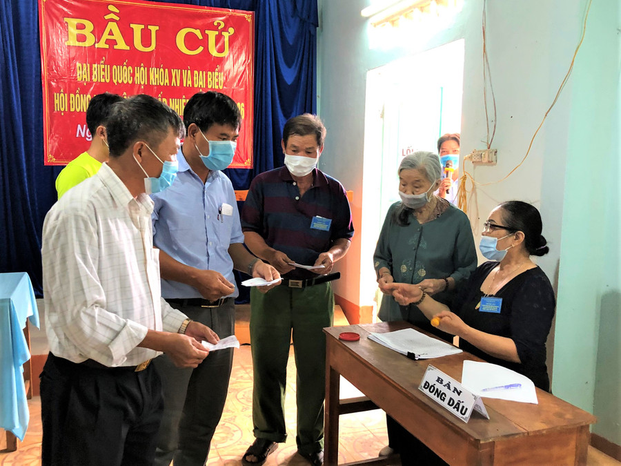 Cử tri hoàn tất việc bỏ phiếu trước 7 giờ sáng tại tổ dân phố 3 (thị trấn Ia Ly, huyện Chư Păh). Ảnh: Đinh Yến 3 Những cử tri tổ dân phố 3 hoàn tất việc bỏ phiếu trước 7 giờ sáng tại Tổ dân phố 3, thị trấn Ia Ly, huyện Chư Păh- Ảnh Đinh Yến