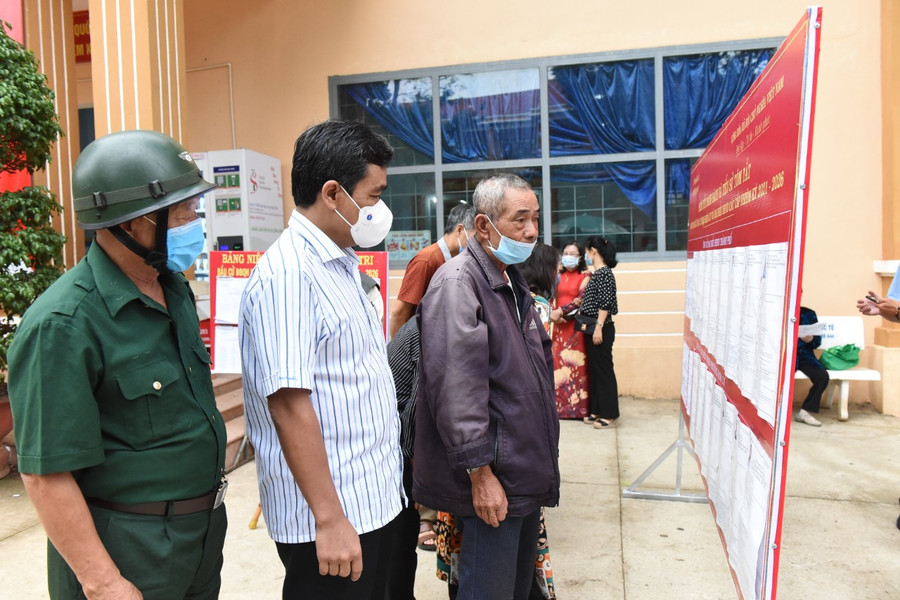 Bí thư Tỉnh ủy Hồ Văn Niên xem danh sách đại biểu. Ảnh: Đức Thụy Bí thư Tỉnh ủy Hồ Văn Niên xem danh sách đại biểu.