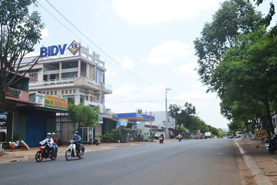 Một góc thị trấn Chư Prông. Ảnh: Hoàng Cư Một góc thị trấn Chư Prông. Ảnh: Hoàng Cư