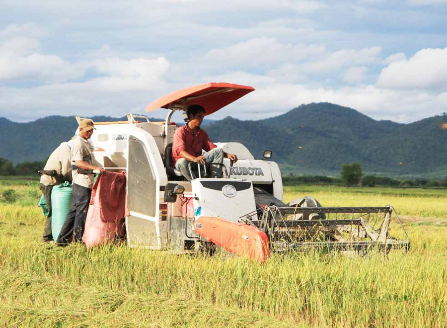  Người dân huyện Krông Pa đưa cơ giới vào sản xuất nông nghiệp. Ảnh: Lê Nam