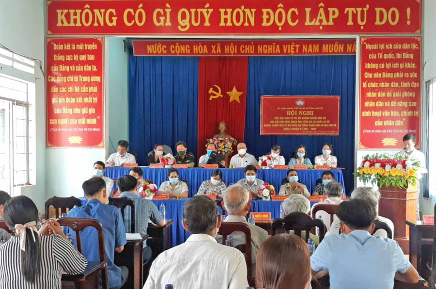 Quang cảnh buổi tiếp xúc cử tri tại xã Bờ Ngoong (huyện Chư Sê) . Ảnh Trần Dung