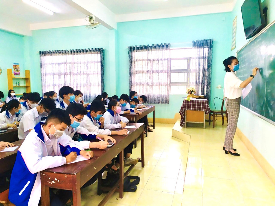 3- Học sinh và giáo viên Trường THCS Phạm Hồng Thái (phường Hoa Lư, TP. Pleiku) nghiêm túc đeo khẩu trang trong quá trình học để phòng-chống dịch Covid-19. Ảnh: Hồng Thi.