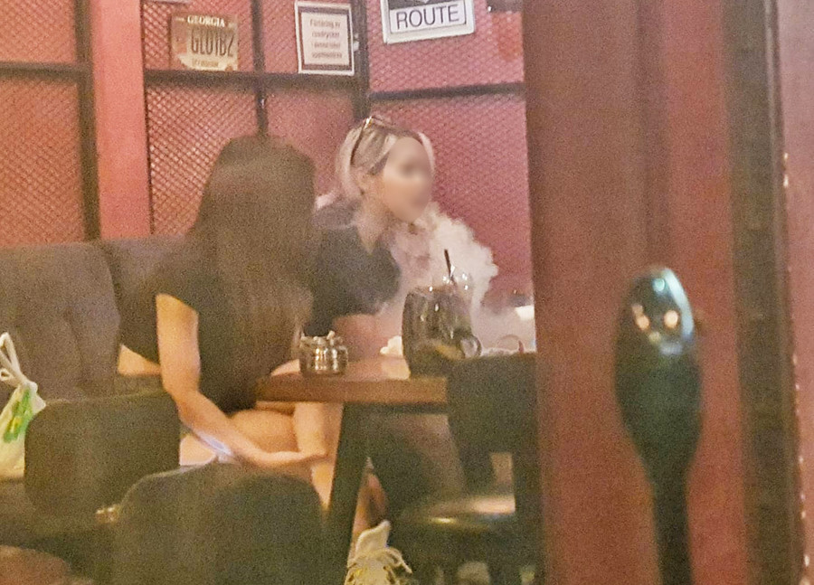 Các cô gái liên tục rít, nhả khói tại quán cà phê trên đường Phạm Ngũ Lão (Q.1). ẢNH MINH HỌA: BÍCH NGÂN