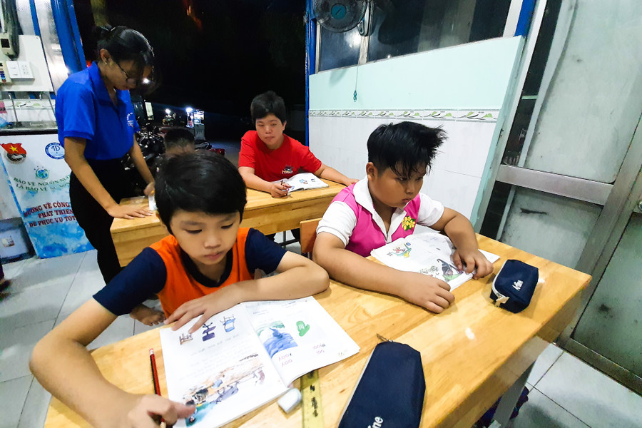Tâm (áo trắng - hồng, bên phải) đã theo học lớp tình thương 3 năm nay. ẢNH: SONG MAI