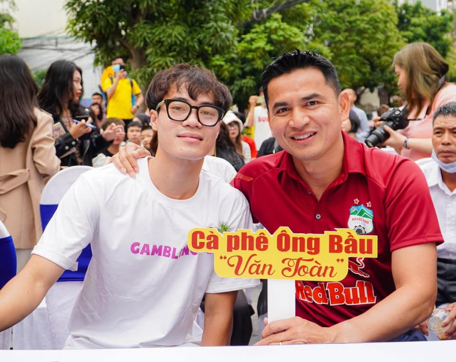 Sự thân thiện, hài hước của Kiatisak giúp Văn Toàn cảm thấy gần gũi, dễ làm việc với huấn luyện viên người Thái Lan hơn. Ảnh: FBNV.