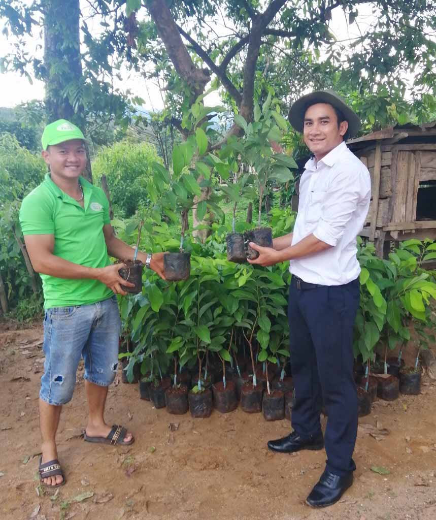 Anh Nay Chương (bìa phải) trong chuyến công tác hỗ trợ cây giống cho thanh niên có hoàn cảnh khó khăn ở xã Hà Ra (huyện Mang Yang). Ảnh: Anh Huy