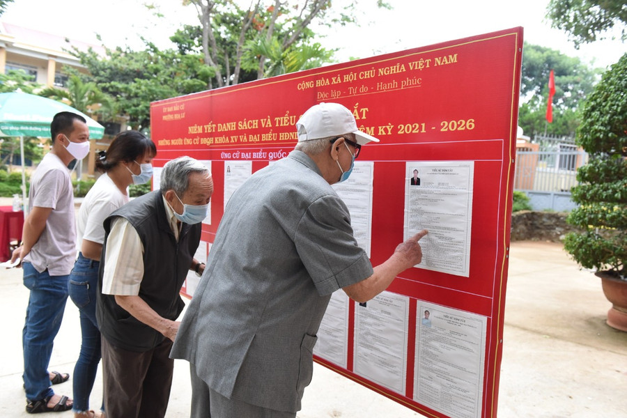 Nguyễn Hồng Quang (tổ 3 phườnng Hoa Lư, 120 tuổi đi bỏ phiếu từ năm 1946) - (bìa phải) xem tiểu sử đại biểu. Ảnh: Đức Thụy