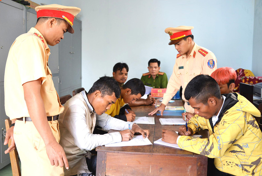 Lực lượng Cảnh sát Giao thông Công an huyện Phú Thiện phối hợp với Công an xã Ia Peng gọi hỏi, răn đe thanh-thiếu niên vi phạm Luật Giao thông Đường bộ. Ảnh: Nguyễn Hữu