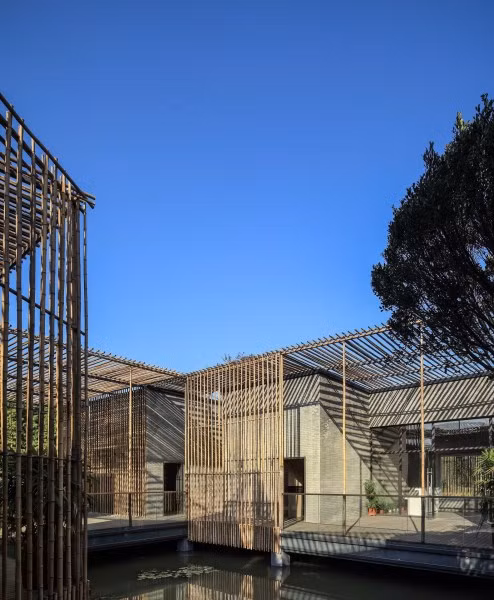 Hầu như không có khoảng cách giữa trong và ngoài.