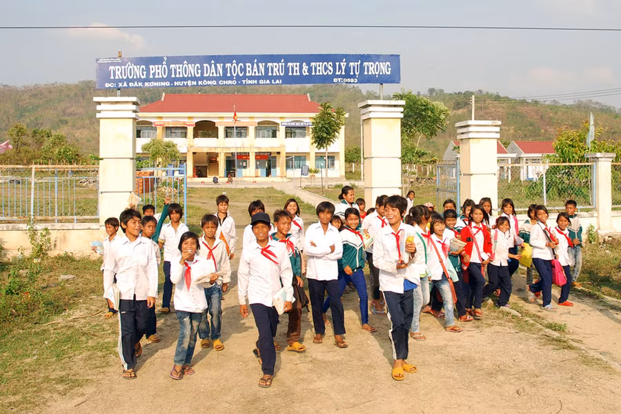 Vượt qua cái khó, nhiều gia đình lo cho con cháu đến trường. Ảnh: Nguyễn Giác Vượt qua cái khó, nhiều gia đình lo cho con cháu đến trường. Ảnh: Nguyễn Giác
