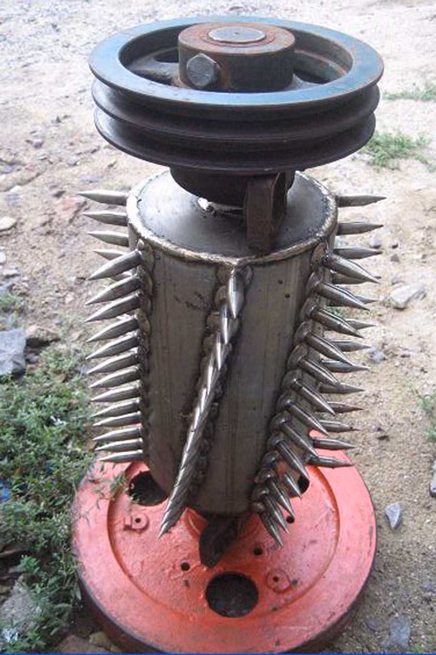 Trục lô lô máy xay đá lạnh với những hàng đinh sắt dài, nhọn vẫn còn để tại Bệnh viện đa khoa tỉnh Bình Định. Ảnh