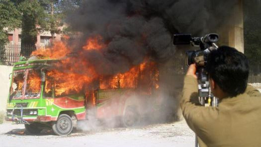 Một chiếc xe khách chạy bằng gas phát nổ.