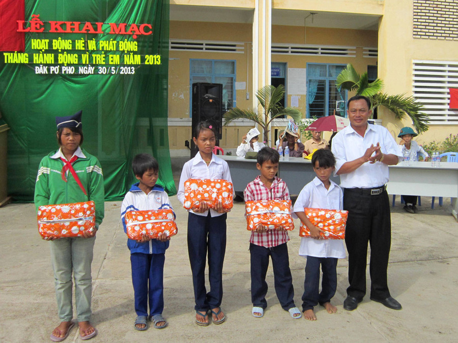 Trao quà cho những học sinh có hoàn cảnh khó khăn, vươn lên học giỏi năm học 2012-2013. Ảnh: Hồng Thi