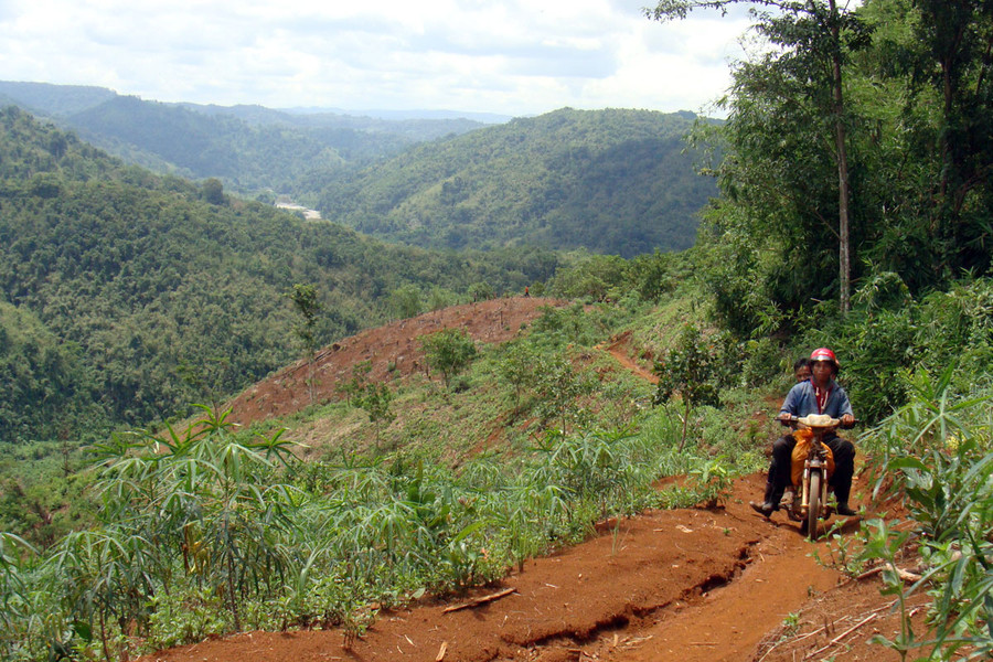 Người dân làm rẫy về cạnh dự án Đồng Nai 6A. Ảnh: Nguyễn Thịnh