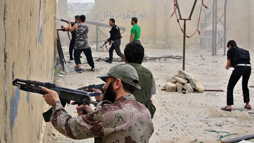 Phiến quân Syria nhả đạn về phía quân chính phủ.