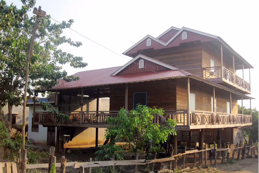 Ngôi nhà sàn cách tân 2 tầng của Đinh A Mênh. Ảnh: Nguyễn Giác Ngôi nhà sàn cách tân 2 tầng của Đinh A Mênh. Ảnh: Nguyễn Giác