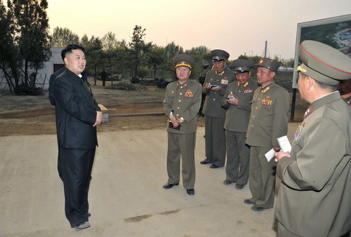 Ông Kim Jong-un thị sát một cơ sở quân sự.