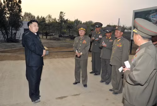 Ông Kim Jong-un thị sát một cơ sở quân sự.