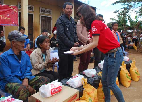Tặng quà bệnh nhân làng phong. Tặng quà bệnh nhân làng phong.