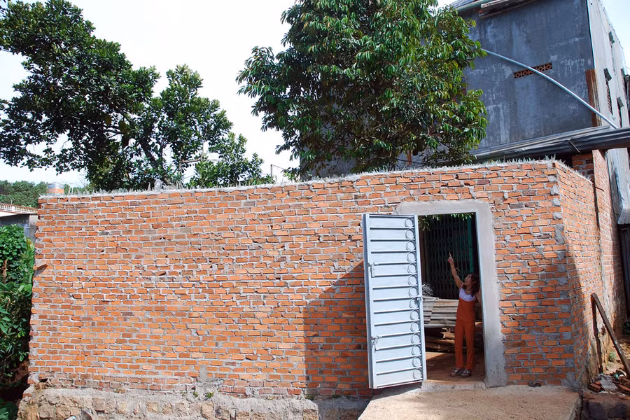 Huyện sẽ tiếp tục phạt và buộc phá dỡ phần tường bà Tuyết xây lên để chống trộm? Ảnh: Nguyễn Giác