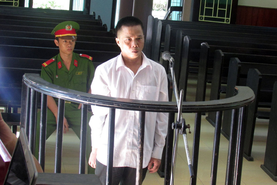 Bị cáo Nguyễn Văn Cư trước vành móng ngựa. Ảnh: Quang Trung Bị cáo Nguyễn Văn Cư trước vành móng ngựa. Ảnh: Quang Trung