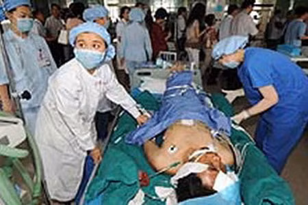 Cấp cứu một nạn nhân bị thương trong vụ bạo lực ở Urumqi.