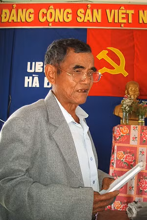 Già Dăm-người tích cực xóa Hà mòn phát biểu trong lễ sơ kết công tác vận động quần chúng. Ảnh: Thanh Phong