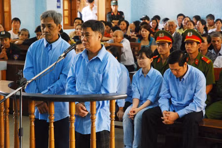 Làm rõ tội danh “Che giấu tội phạm” ảnh 2 Bị cáo Trần Văn Bé và Trương Văn Ẩu. Ảnh: Nguyễn Giác