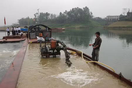 Ngày 4-3, các khoang của sà lan được chứa đầy cát để sà lan chìm xuống, ngăn sông Mã đoạn qua xã Yên Trường, huyện Yên Định (Thanh Hóa) cho nước sông dâng lên, giúp trạm bơm của Công ty Thủy nông Nam sông Mã bơm nước chống hạn.