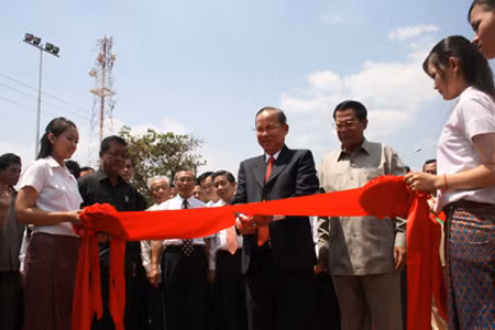 Thủ tướng Hun Sen và Phó Thủ tướng Trương Vĩnh Trọng cắt băng khánh thành. Ảnh: Nguyễn Dung