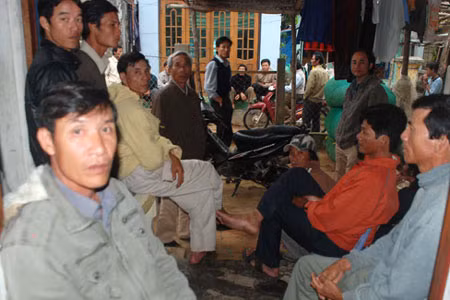 Cả làng chài Phước Thiện, xã Bình Hải, huyện Bình Sơn (Quảng Ngãi) đang mất ăn mất ngủ từng giây từng phút ngóng chờ thông tin từ tám ngư dân mất tích trên biển trong chiều 25-3.