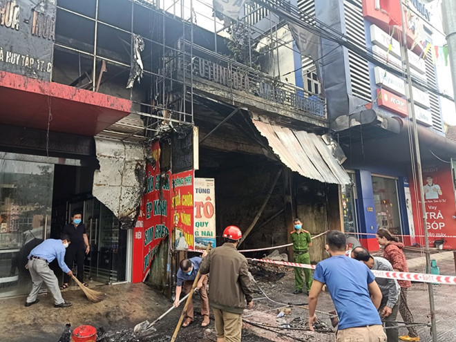  Lửa cháy lan qua cửa hàng sửa chữa điện thoại bên cạnh - Ảnh Tân Kỳ