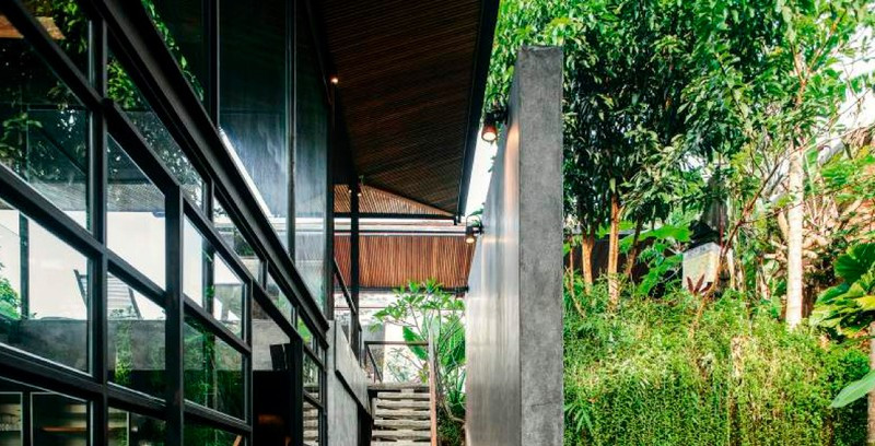 Ngoài ra biệt thự còn được hỗ trợ bởi một khung thép cứng, nhằm tăng khả năng chịu lực và tạo nên nét kiến trúc độc đáo.