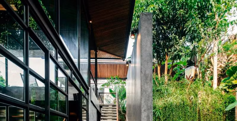 Ngoài ra biệt thự còn được hỗ trợ bởi một khung thép cứng, nhằm tăng khả năng chịu lực và tạo nên nét kiến trúc độc đáo.