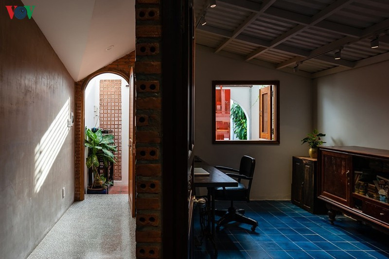 Ở phía ngoài, thay vì phòng khách như thường thấy là một phòng làm việc bên cạnh lối vào. Phòng này có ô cửa mở ra phía trước. Lối đi nằm bên cạnh để vào không gian bên trong.