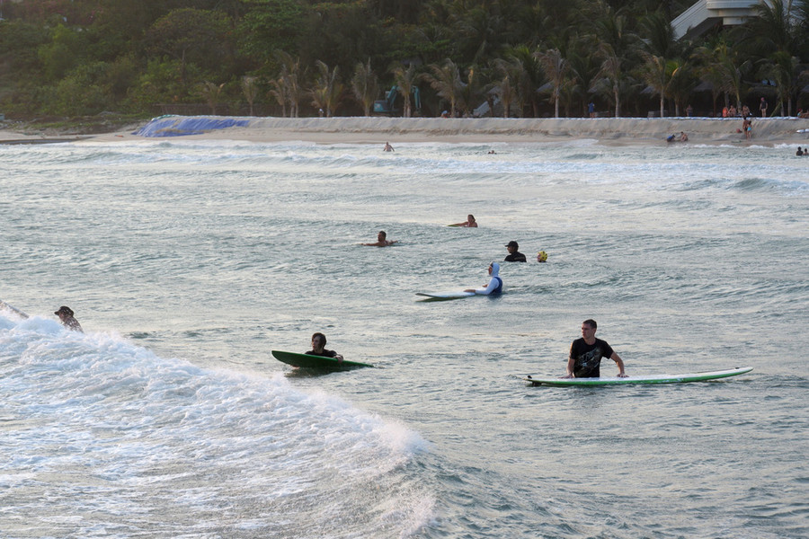 Trong khi đó ở một eo biển khác, nơi có bờ kè chắn tạo sóng trên bãi cạn lại là điểm yêu thích của những người lướt ván