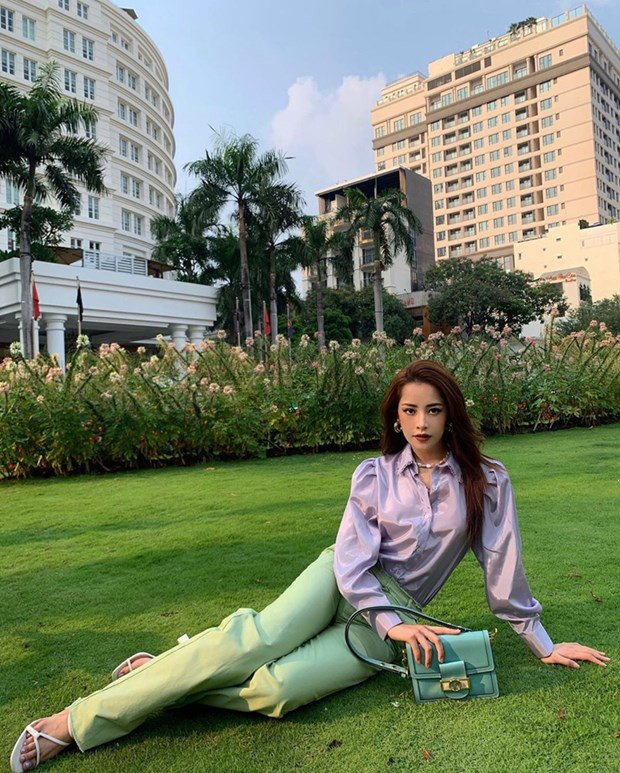 Cũng lăng xê các tông màu pastel, Chi Pu lại ''bánh bèo hóa'' với sơmi tím phấn và quần xanh mint rất ra dáng công sở. Cô nàng còn ưu tiên chọn phiên bản túi Dauphine màu xanh pastel để tạo sự đồng điệu.