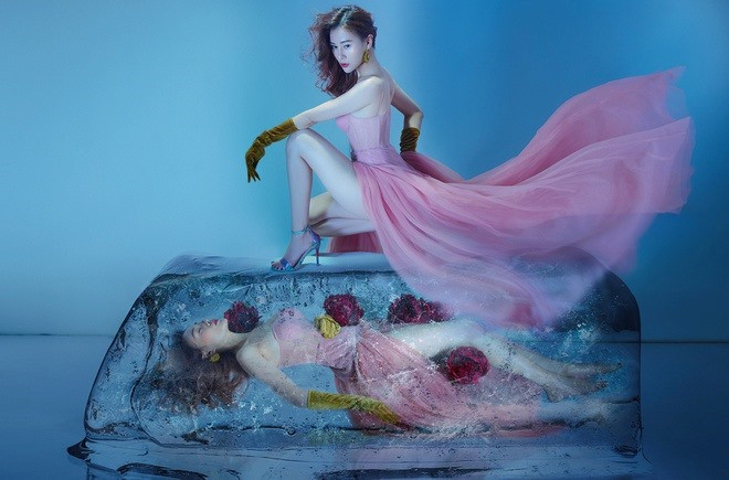 Trong bộ ảnh mới, Phương Oanh bị nghi ngờ đạo ý tưởng "Hoa trong băng" được đăng tải trước đó của AngelaBaby. Tuy nhiên, Phương Oanh thừa nhận bộ ảnh này được lấy ý tưởng từ bộ ảnh của AngelaBaby. Vì hình tượng "thần tiên tỉ tỉ" cô đã được ekip thuyết phục để thực hiện bộ hình này. Ảnh: Zimluc. Trong bộ ảnh mới, Phương Oanh bị nghi ngờ đạo ý tưởng